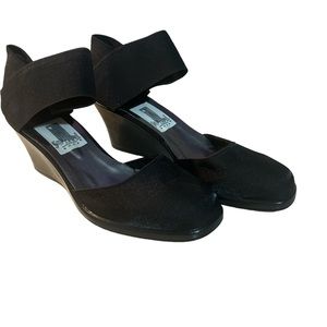 Life Stride Soft System Jeannie Black Fabric Wedge Elastic Slip On Strap Sz 6